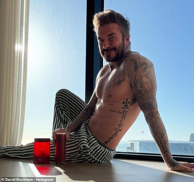 93404229 14218995 David Beckham sent pulses racing as he showcased his chiselled a a 1 1734886828715