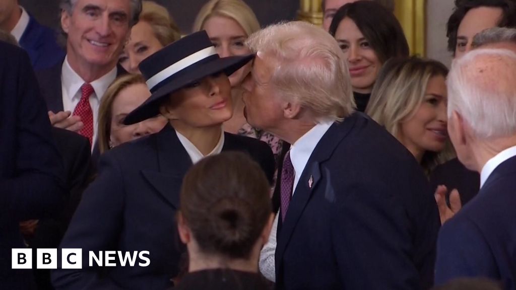 Donald Trump tries to kiss Melania