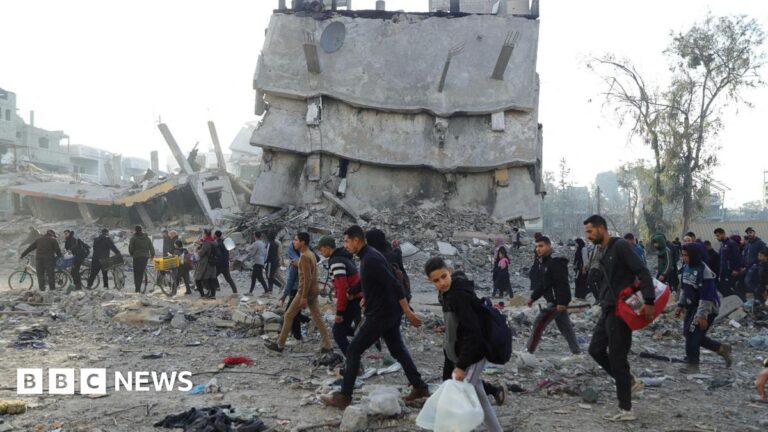 Displaced Palestinians start returning to their homes in the northern Gaza Strip (19 January 2025)