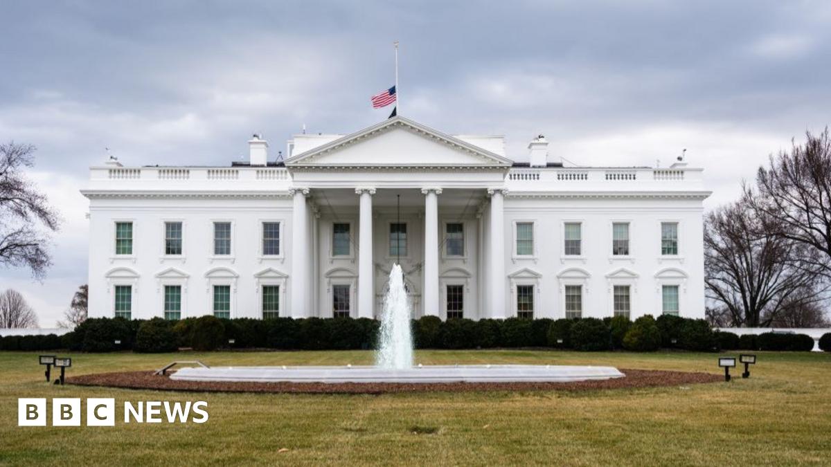 White House and the South Lawn with fountain in front