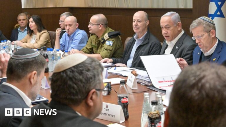 Prime Minister Benjamin Netanyahu (top row, 2nd right) speaks during an Israeli Security Cabinet meeting in Jerusalem (17 January 2025)