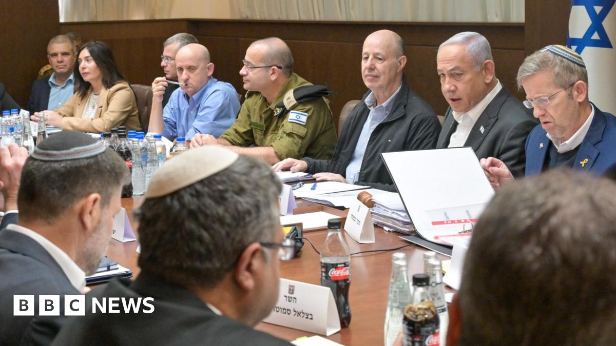 Prime Minister Benjamin Netanyahu (top row, 2nd right) speaks during an Israeli Security Cabinet meeting in Jerusalem (17 January 2025)
