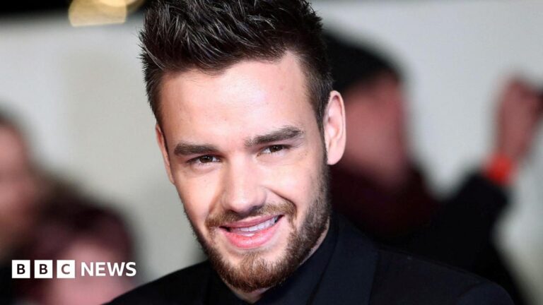 Liam Payne’s friends are suing the singer’s father for defamation Liam Payne smiling