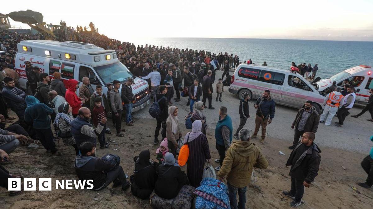 Palestinians wait to return to the northern Gaza Strip, from the southern Gaza Strip, on 25 January 2025.