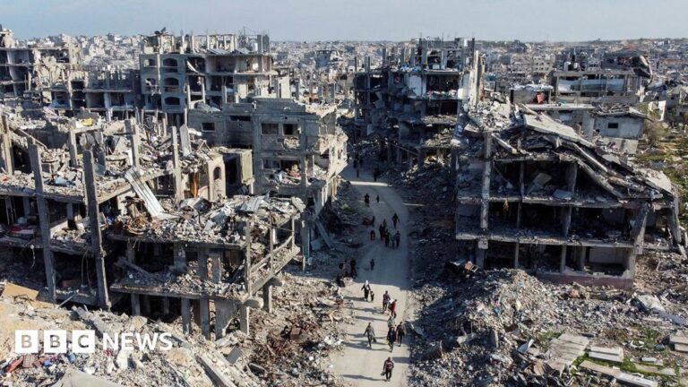 Palestinians run towards an aid lorry in Rafah, southern Gaza (20 January 2025)