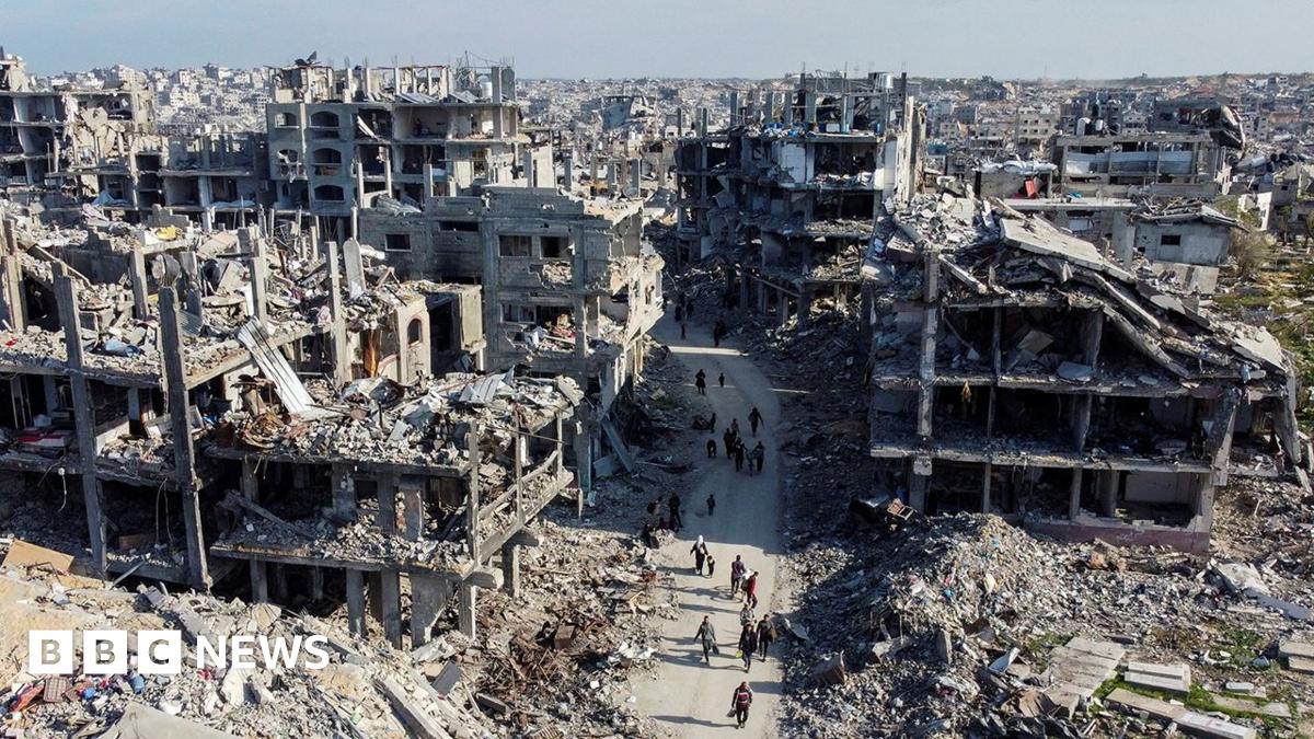 Palestinians run towards an aid lorry in Rafah, southern Gaza (20 January 2025)