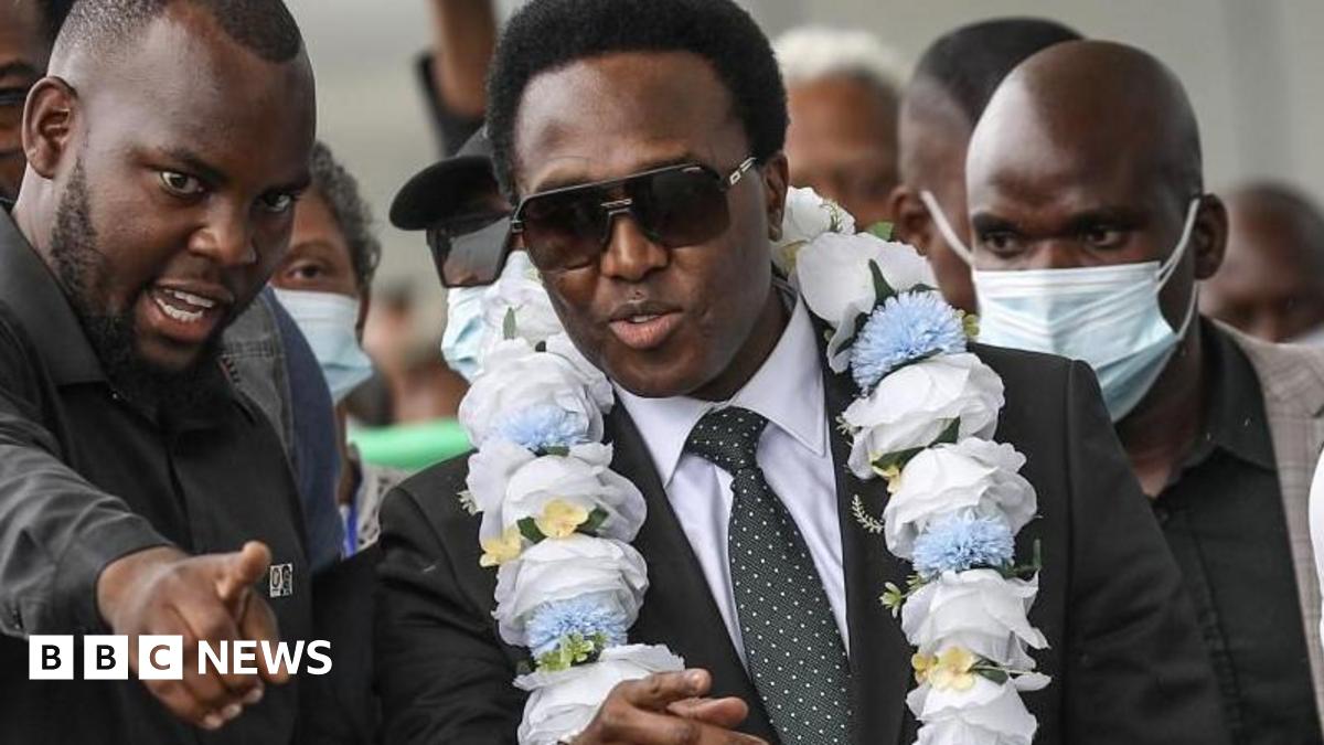 Venancio Mondlane, wearing dark glasses and with a garland around his neck, is surrounded by other people in Maputo on 9 January 2025