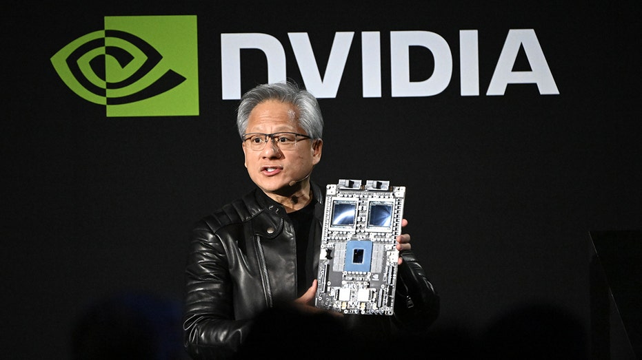 NVIRE CEO JENSEN Huang tahanes chips