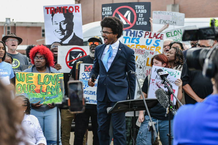 Justin Pearson says in the middle of the crowd to hold signs against xach 'facilities