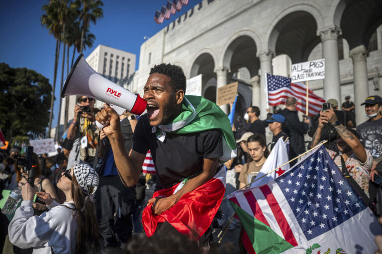 Spanish Sucinformation in Los Angeles Immigration slices push the familiar theme