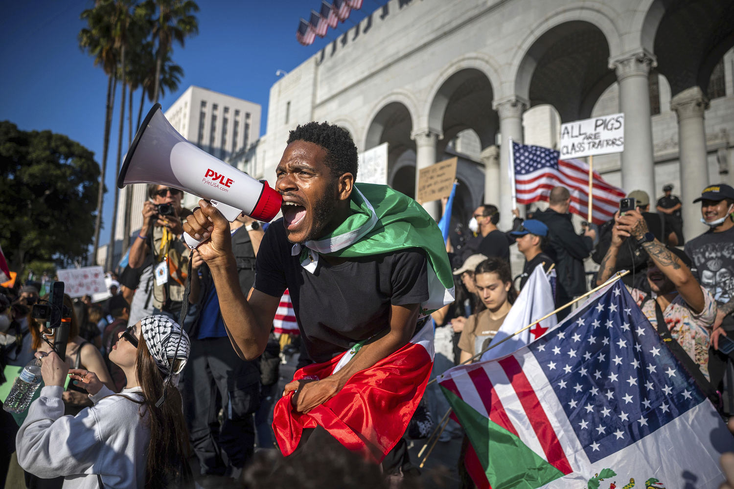 Spanish Sucinformation in Los Angeles Immigration slices push the familiar theme