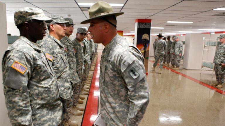A sowing seregols collugs one of his recommendations when the basic exercise in the Fort's army in ForteR Sill, Oklaha 2009.