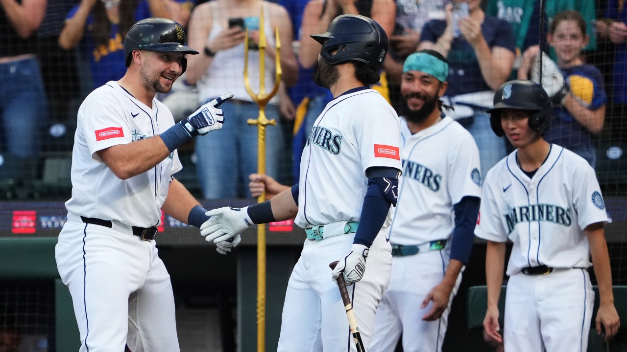 Cal raleigh kills the 50th Homer, the switch hitters consisting of a mache