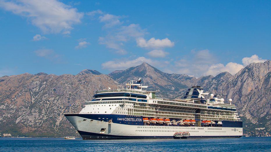 Celebrities to whisk the boat loses the power to close 3 hours near an Italian beach