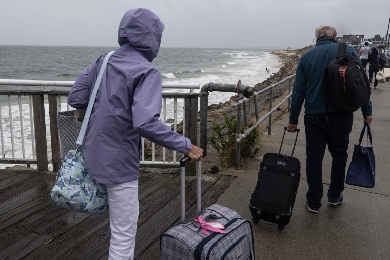 Weather from Hurricane Erin first influence on new English coast