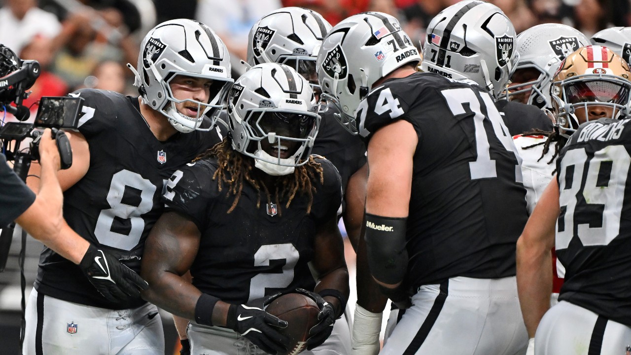 Raiders Ricky Aston Jette gets a blow, then reaches to 49ers to 49ers