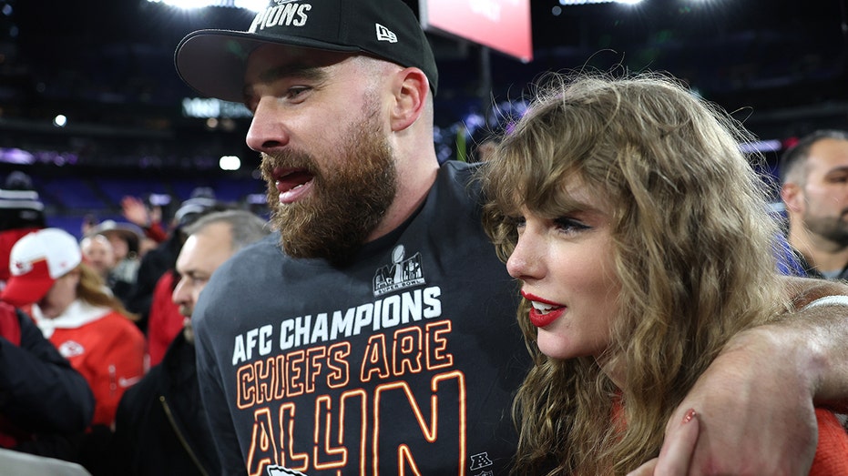 Taylor Swift, Travis Keluces Dumb Earth in Cleveland