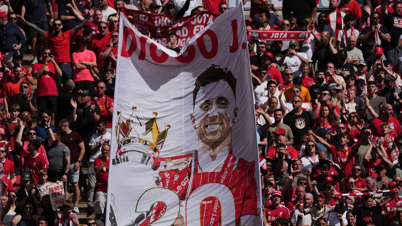 The moment of silence for Liverpool's jea on the Jolipol's juice