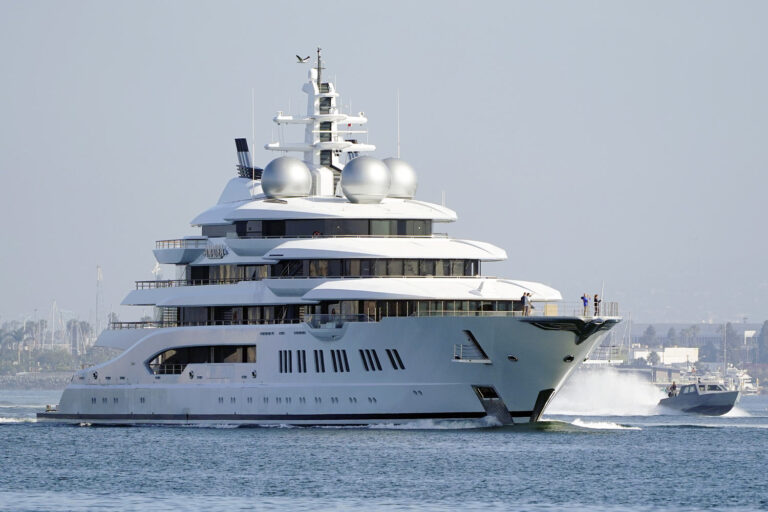 We are auction out Ogligark Ogin $ 325 million Superacht