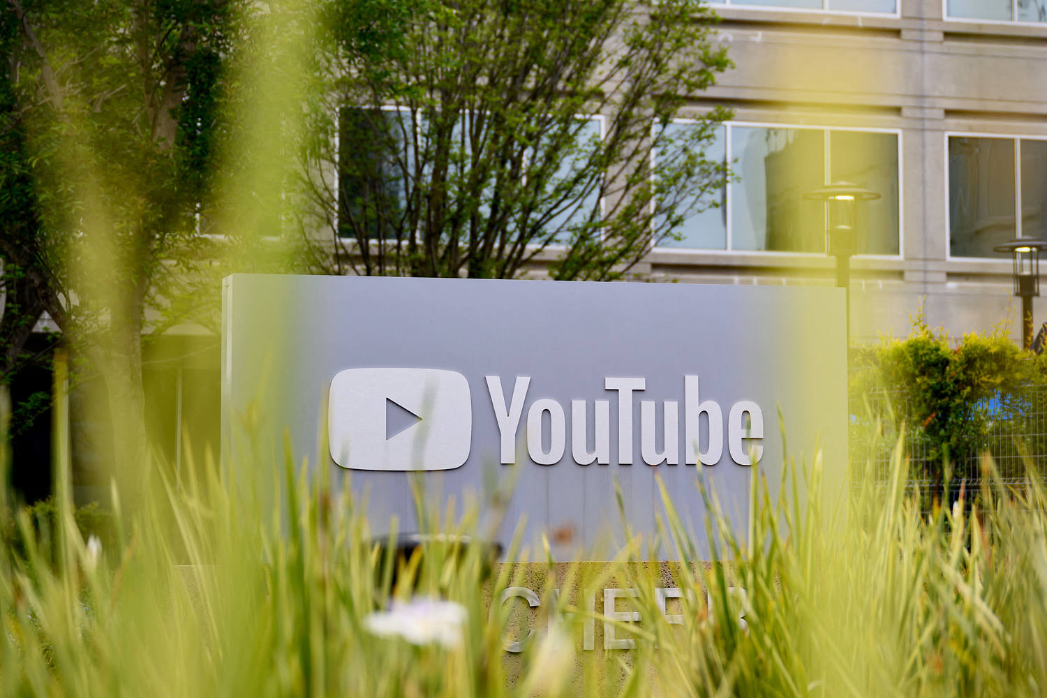 YouTube dissolve the marketing Motors that it is confident with AI to edit some videos