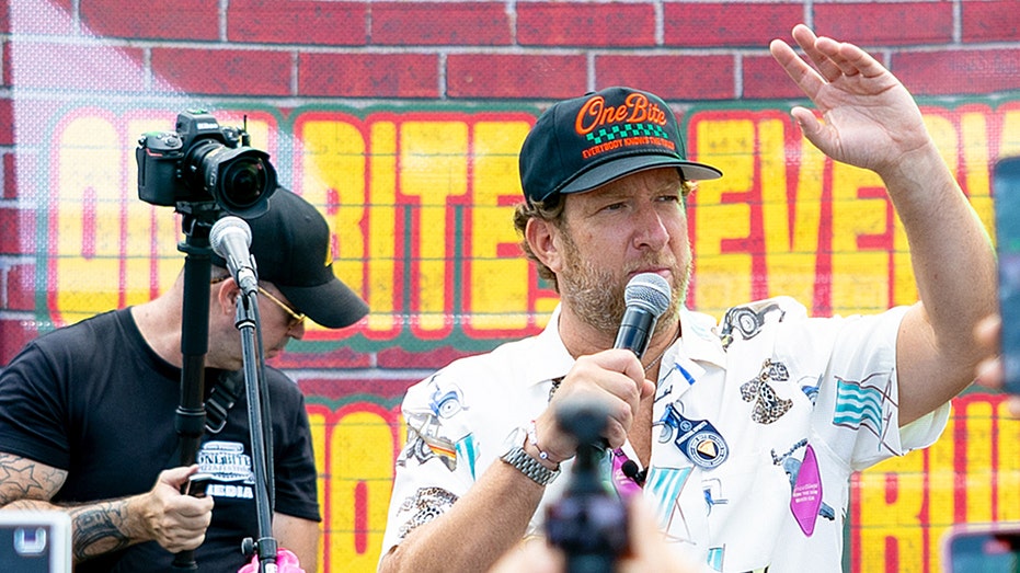 Portnoy Host's a Pizza Fest is over 10,000 people in New York City