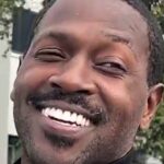 Antonio Brown looks out of jail after posting bond

