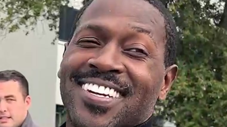 Antonio Brown looks out of jail after posting bond