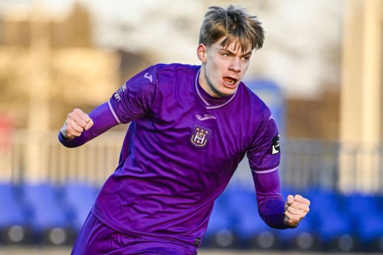 Aston Villa hate to sign Midgifif Midigy Nathan de Cat