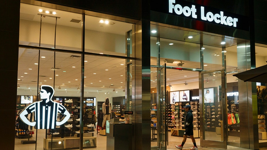 Dick's sporting goods to close lockerform store