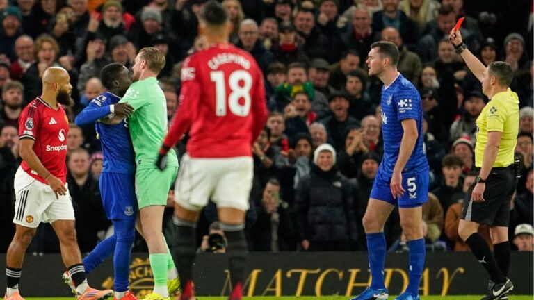 Everton's Gueye sent for slapping teammate vs. Man United