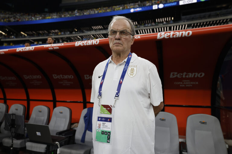 Leeds dealk blow in pursuit of Melcelo Bielsa