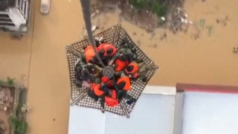 Military airlift Thaillifts people from the flood