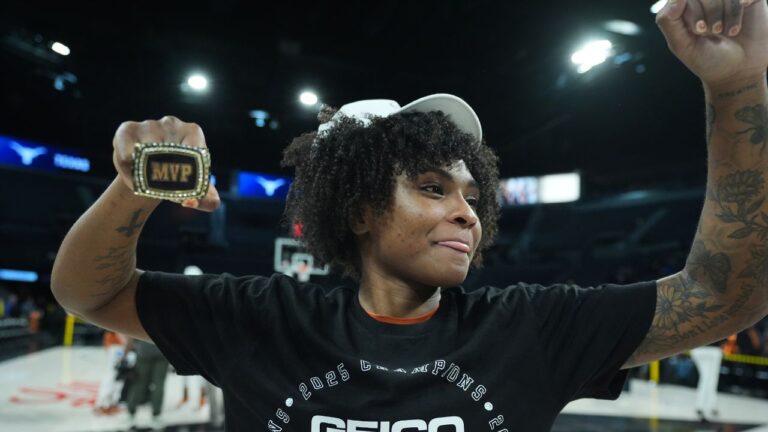 No. 4 Texas Women's Players defeated No. 2 South Carolina for the ERA title