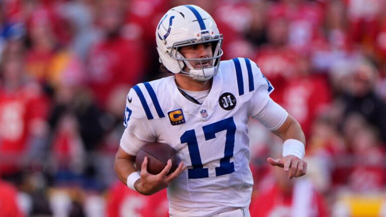 Report: Colts QB Daniel Jones fractured fibula, will try to play through injury