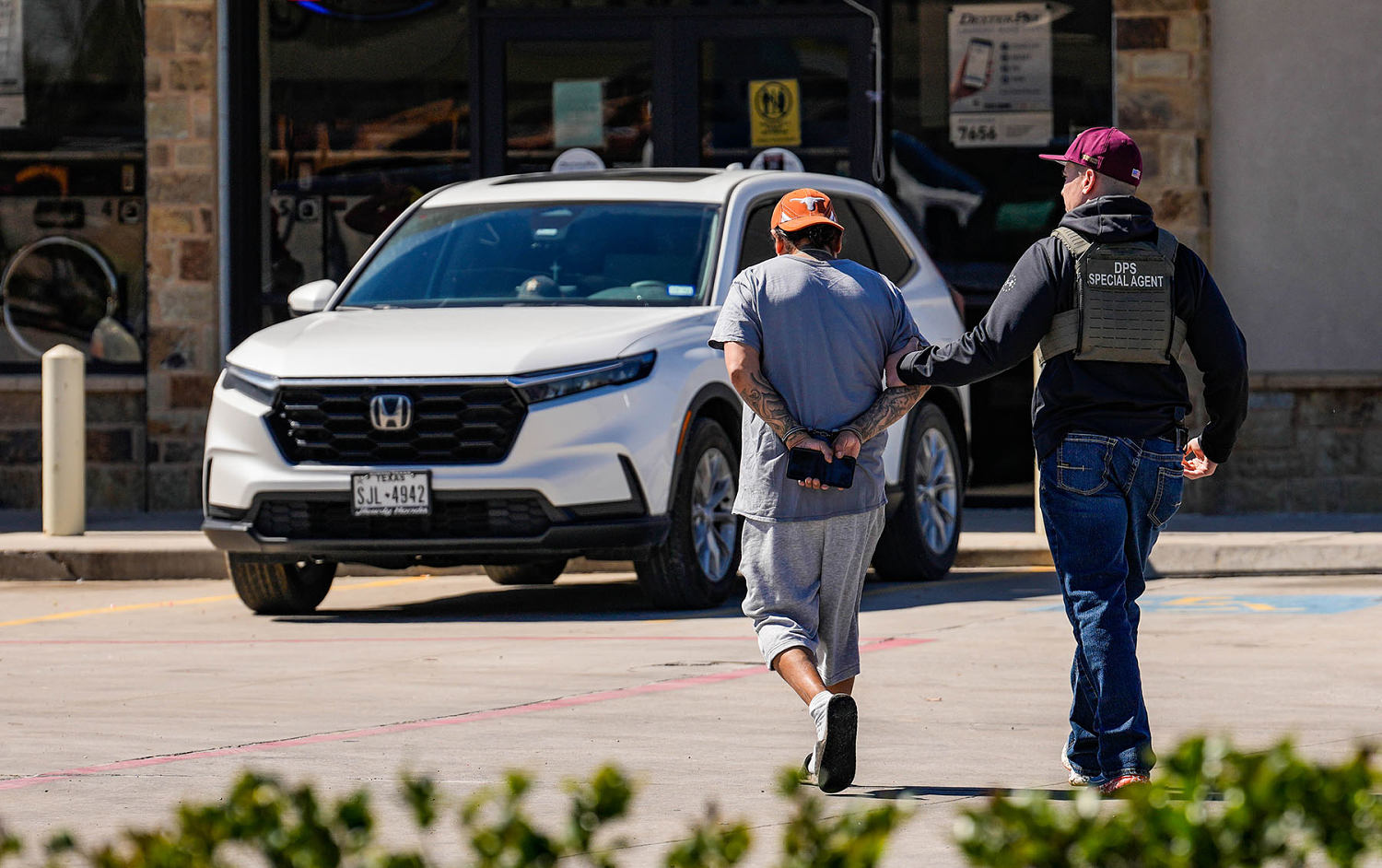 Texas vowed to cooperate with the ice, but the city's police department