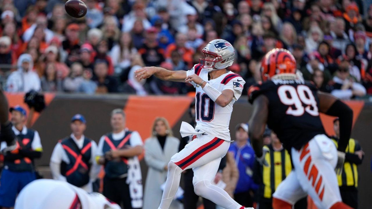 The AFC-leading Patriots extend their winning streak to nine since defeating the rally Bengals