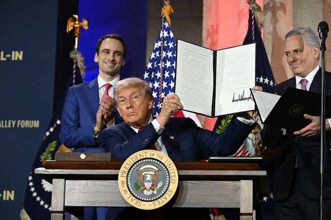 US President Donald Trump shows the executive order on artificial intelligence he signed "Win the AI race" AI Well at Andrew W.