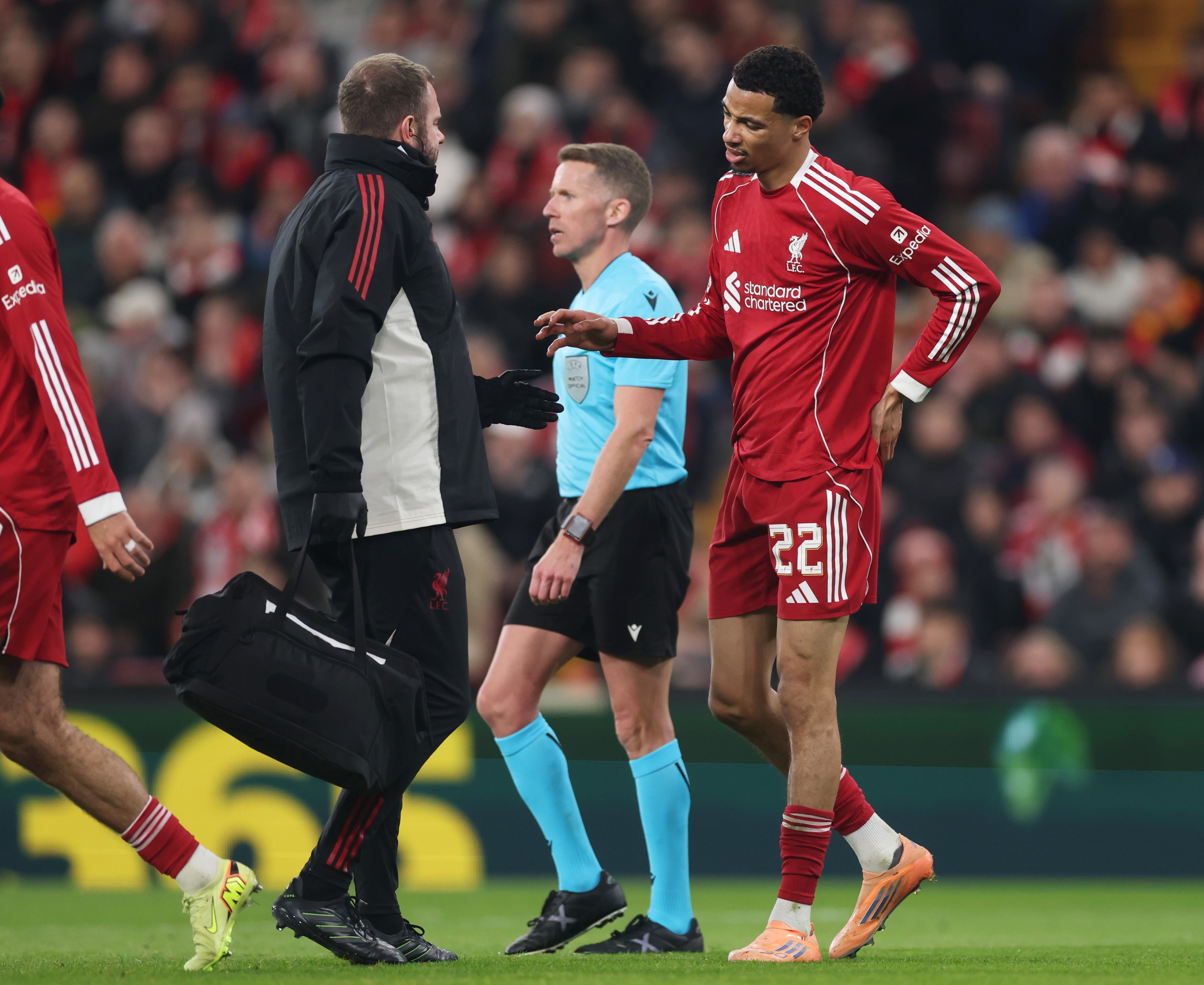 Hugo Ekitike of Liverpool received medical treatment 