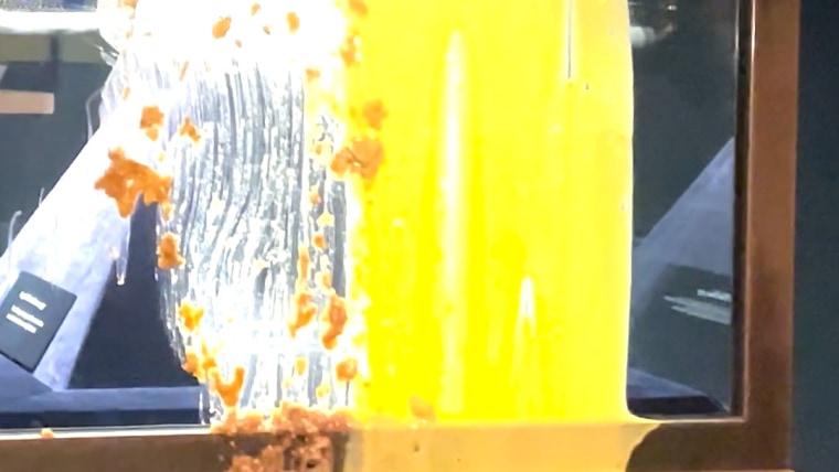 Protéssars smear Dessert in the factory case