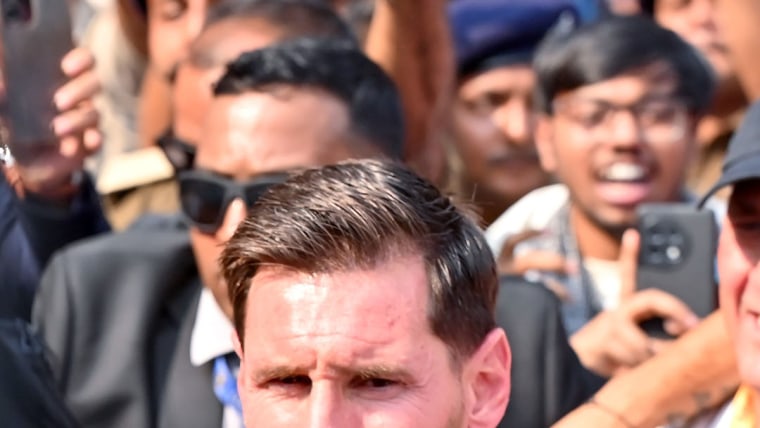 Weak Fans stormed the field in India after veridi's performance